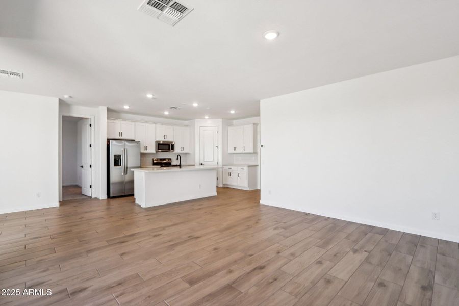 12-web-or-mls-S 95th Dr-S0512-008