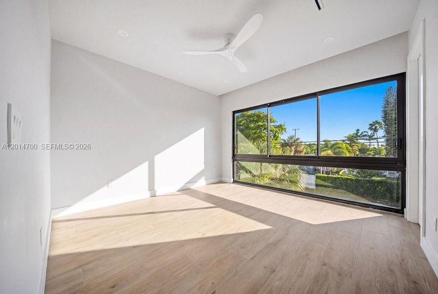 Spacious, unfurnished interior of a new home in , Fort Lauderdale (Image 25).