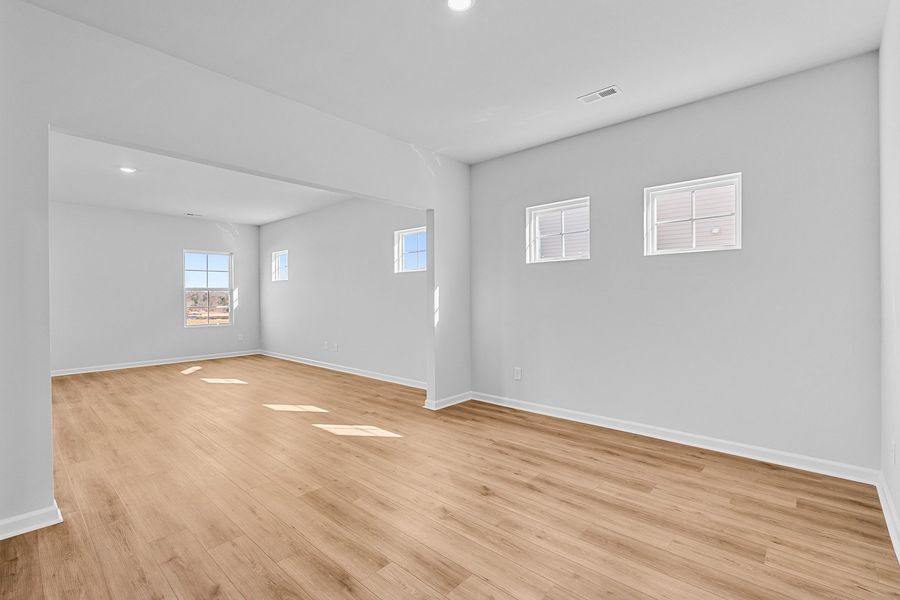 Spacious, unfurnished interior of a new home in Fieldstone, Lexington (Image 24).