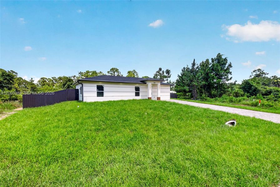 Exterior details and patio area of a home in , Lehigh Acres (Image 4).
