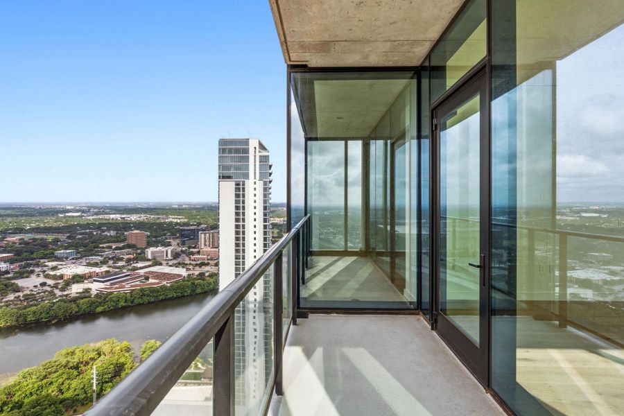 Condo located in Austin, TX showcasing its design and architecture (Image 4).
