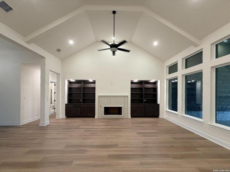 Spacious, unfurnished interior of a new home in Waldsanger, New Braunfels (Image 25).