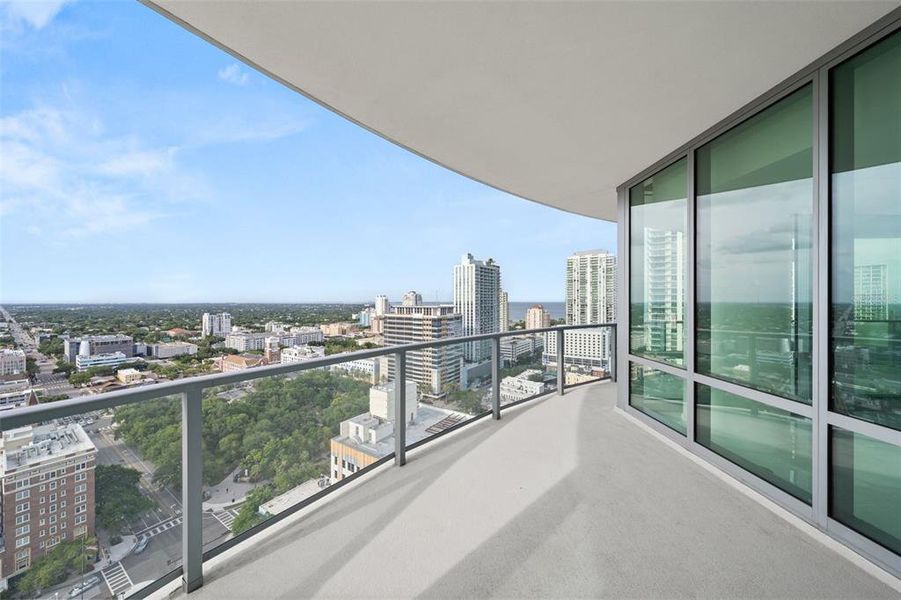 Condo located in St. Petersburg, FL showcasing its design and architecture (Image 39).
