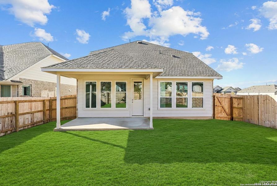 Exterior details and patio area of a home in Davis Ranch, San Antonio (Image 3).