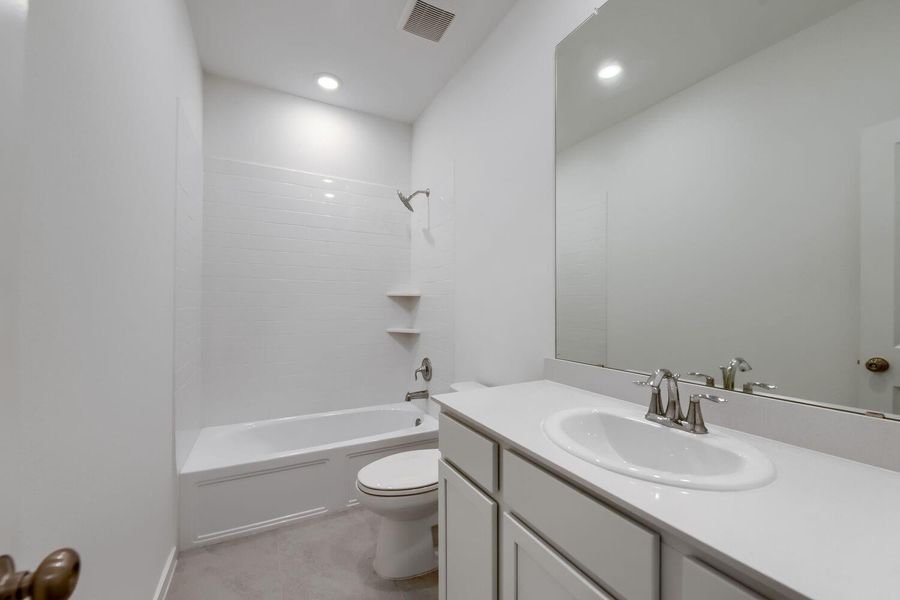Conveniently shared bathroom between two guest rooms.