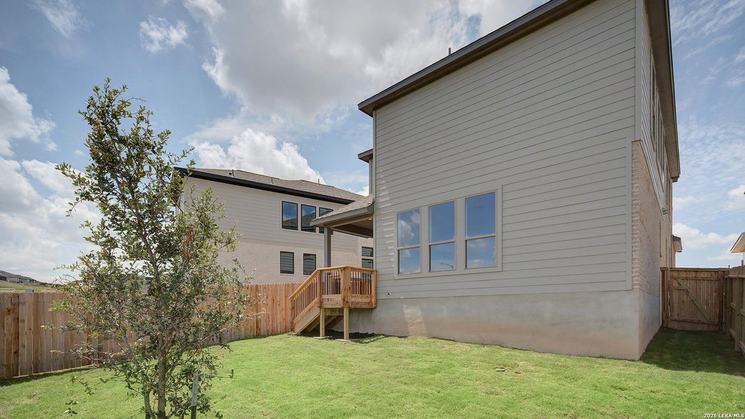 Exterior details and patio area of a home in Ladera, San Antonio (Image 4).