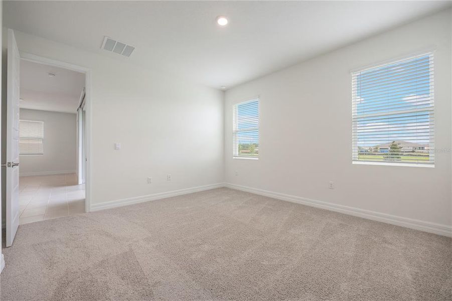 Spacious, unfurnished interior of a new home in Lakes of Mount Dora, Mount Dora (Image 14).