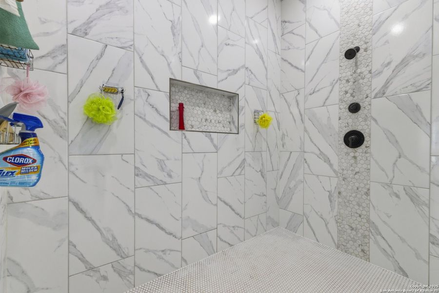 Close-up of interior finishes inside a home in , La Vernia (Image 20).