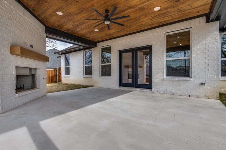 Exterior details and patio area of a home in , Seagoville (Image 3).