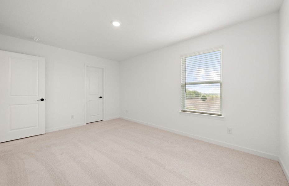 Spacious, unfurnished interior of a new home in Sunfield, Buda (Image 19).