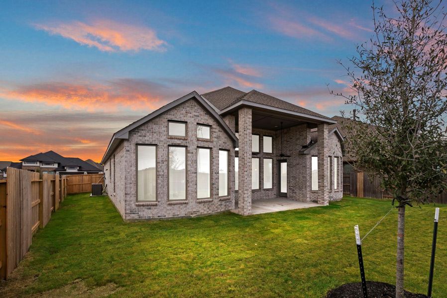 Exterior details and patio area of a home in Valencia, Manvel (Image 21).