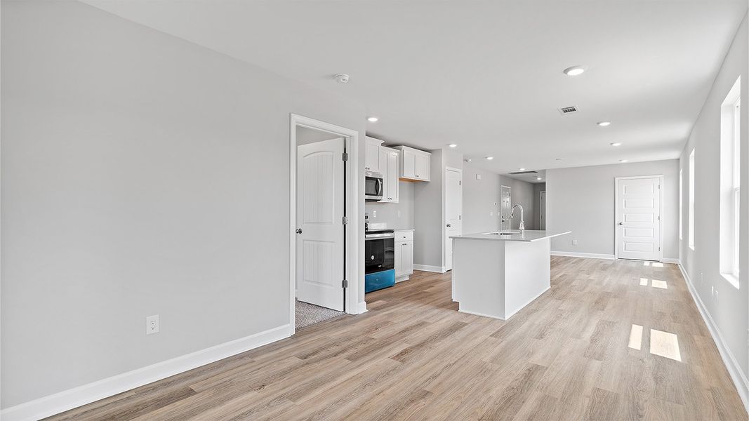 Spacious, unfurnished interior of a new home in Colonial East, Panama City Beach (Image 16).