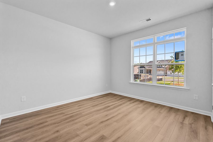 Spacious, unfurnished interior of a new home in Fieldstone, Lexington (Image 31).