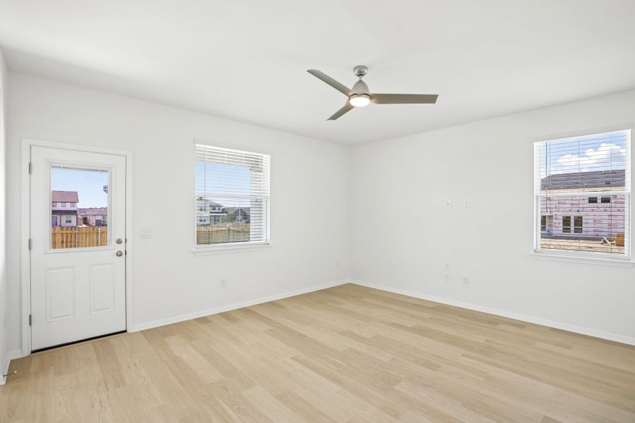 Spacious, unfurnished interior of a new home in Porter Country, Buda (Image 15).