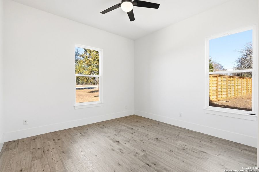 Spacious, unfurnished interior of a new home in , Bandera (Image 12).