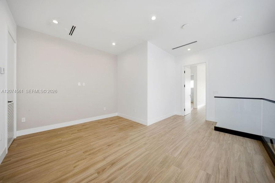 Spacious, unfurnished interior of a new home in , Fort Lauderdale (Image 62).