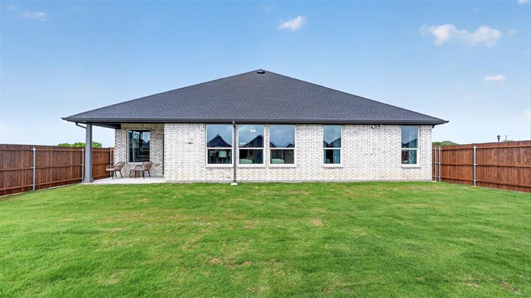 Exterior details and patio area of a home in Lakeview Pointe, Grand Prairie (Image 3).