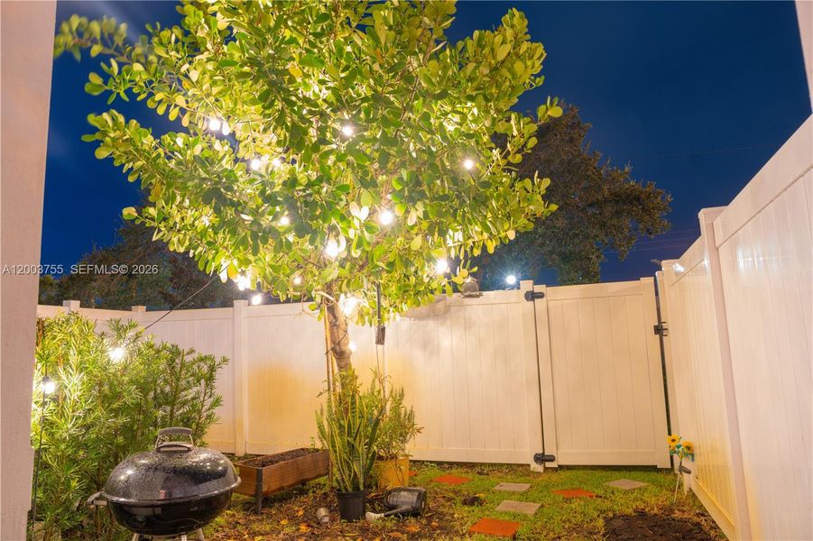 Exterior details and patio area of a home in , Pembroke Pines (Image 27).