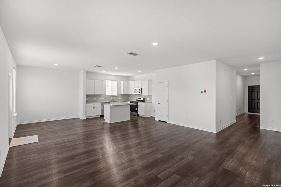Spacious, unfurnished interior of a new home in Davis Ranch, San Antonio (Image 22).