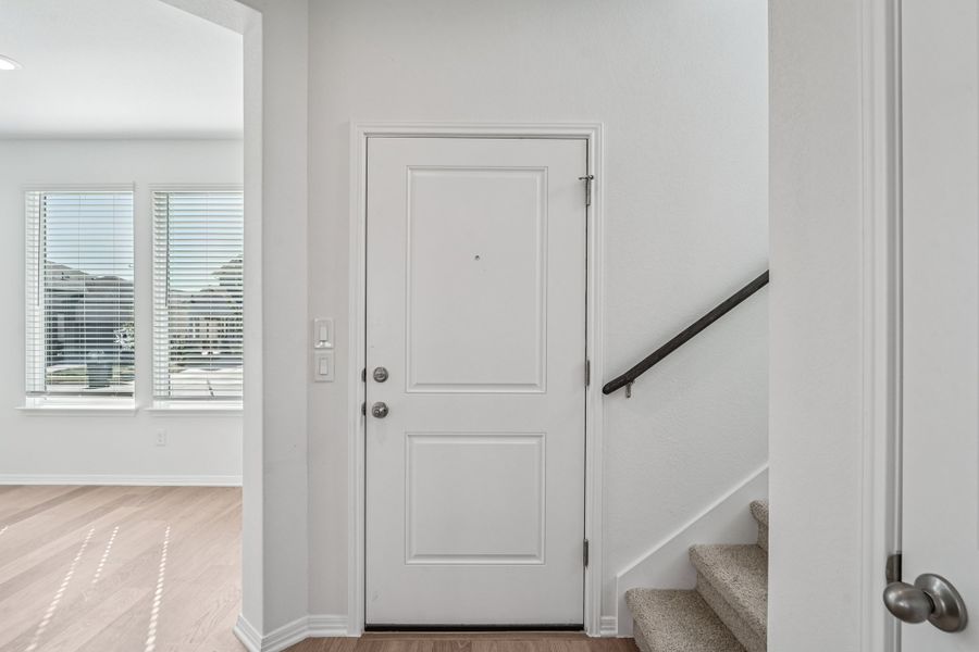 Spacious, unfurnished interior of a new home in Porter Country, Buda (Image 11).