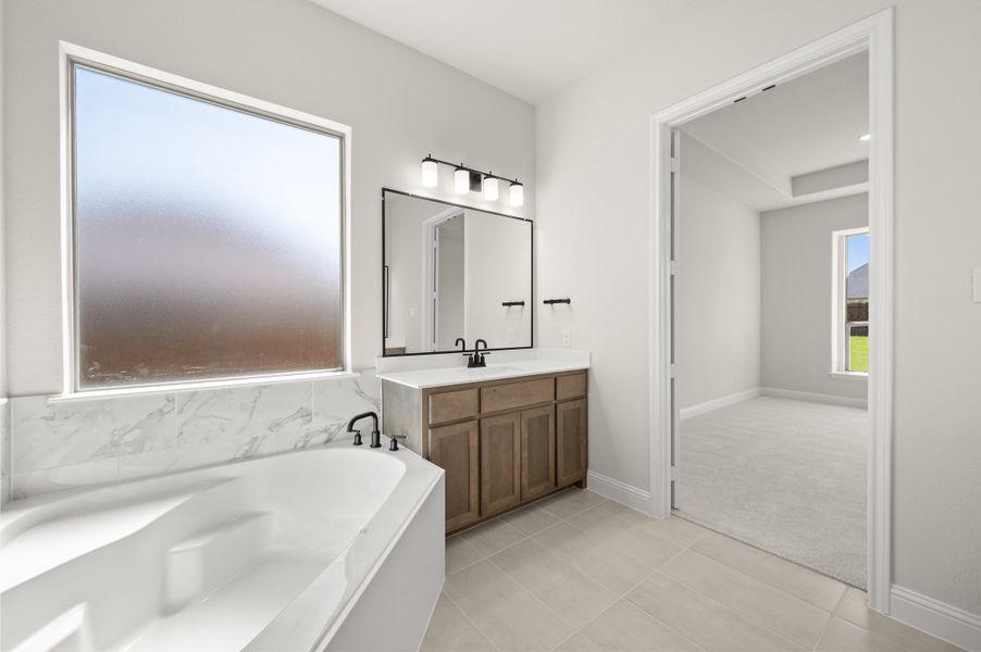 Furnished interior view inside a new home in Myrtle Creek, Waxahachie (Image 10).