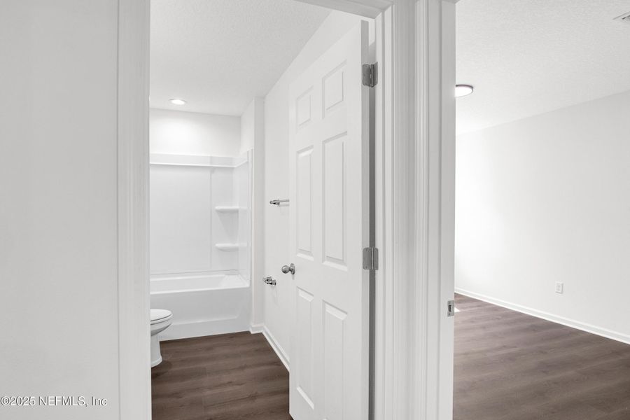 Spacious, unfurnished interior of a new home in , Palatka (Image 33).