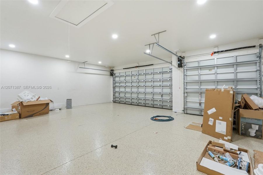 Spacious, unfurnished interior of a new home in , Cape Coral (Image 40).