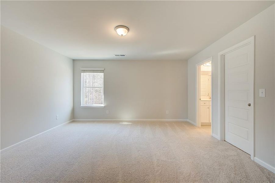 Spacious, unfurnished interior of a new home in Riverbend Overlook, Fayetteville (Image 28).