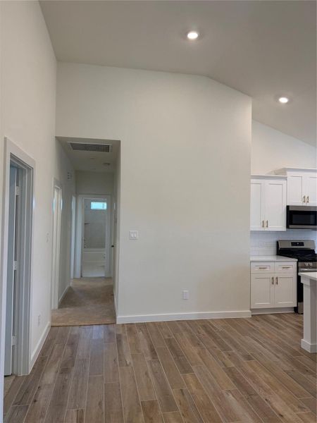Spacious, unfurnished interior of a new home in Creekhaven, Iowa Colony (Image 12). Spacious, unfurnished interior of a new home in Creekhaven, Iowa Colony (Image 12).