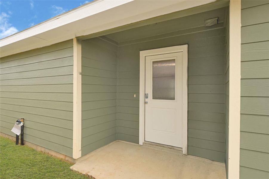 Exterior details and patio area of a home in Holly Ridge, Rosenberg (Image 3).
