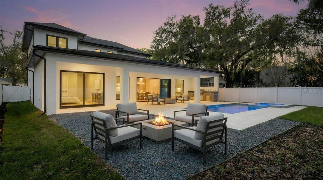 Exterior details and patio area of a home in College Park, Orlando (Image 27).