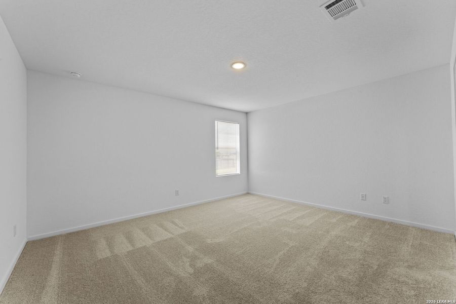 Spacious, unfurnished interior of a new home in Sky Ranch, New Braunfels (Image 31).