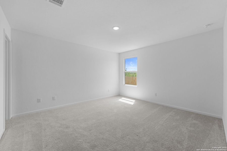 Spacious, unfurnished interior of a new home in Lodi Grove, Floresville (Image 9).