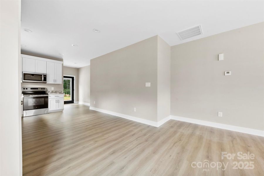 Spacious, unfurnished interior of a new home in , Kings Mountain (Image 14).