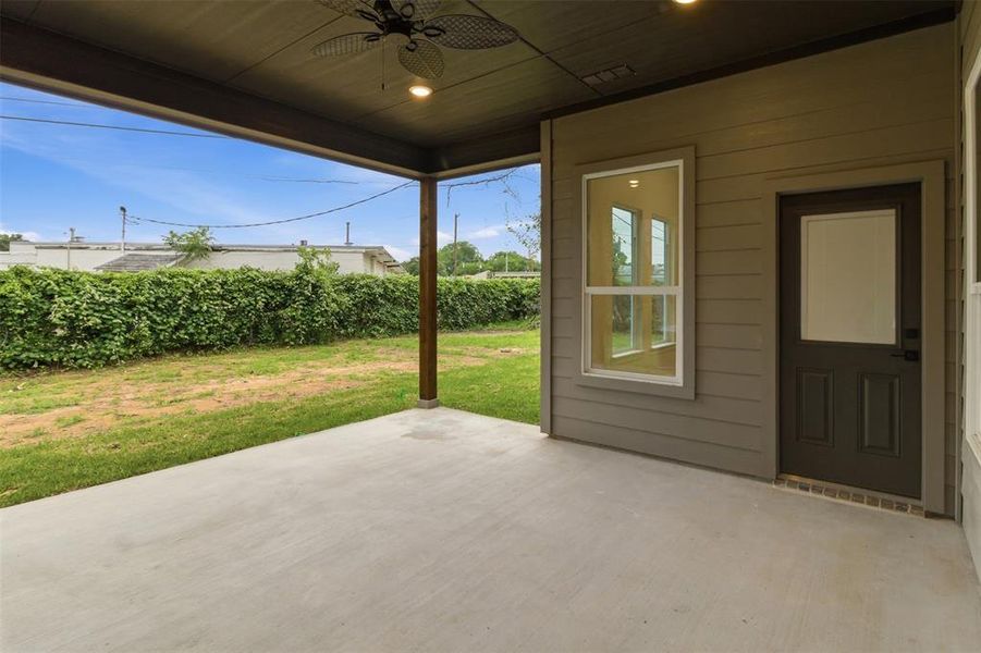 Exterior details and patio area of a home in , River Oaks (Image 4).