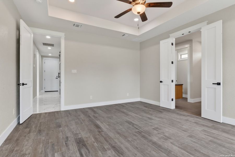 Spacious, unfurnished interior of a new home in , Bandera (Image 11).