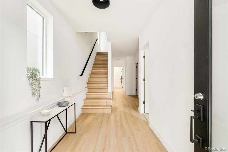 Light-filled, thoughtfully-designed half-duplex in Jefferson Park