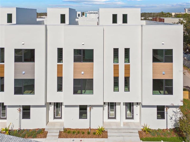 Condo located in St. Petersburg, FL showcasing its design and architecture (Image 3).
