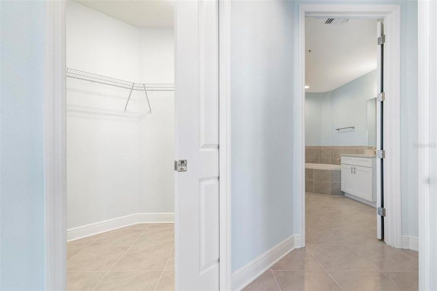 Spacious, unfurnished interior of a new home in , Bradenton (Image 33).