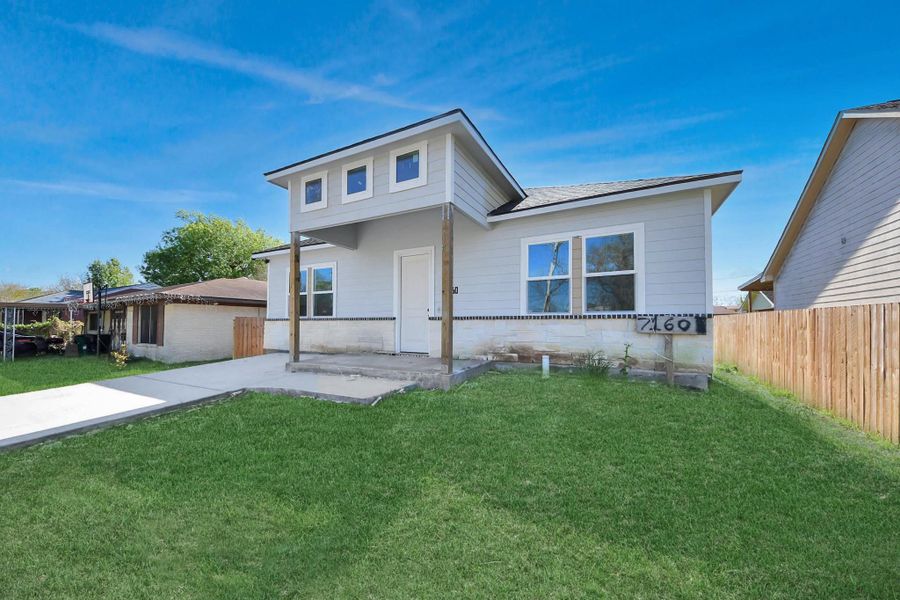 Exterior details and patio area of a home in , Houston (Image 18).