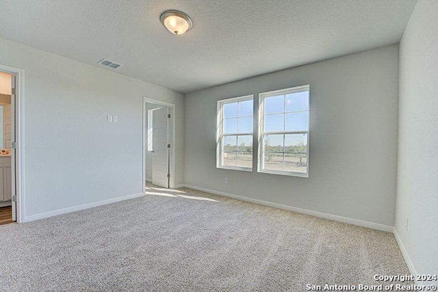 Spacious, unfurnished interior of a new home in Blue Ridge Ranch, San Antonio (Image 20).
