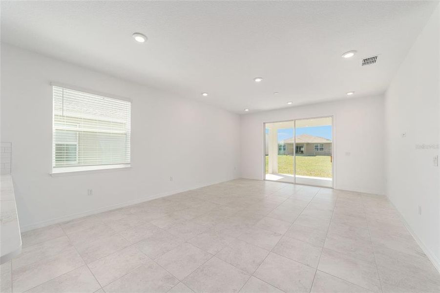 Spacious, unfurnished interior of a new home in Calesa Township, Ocala (Image 15).