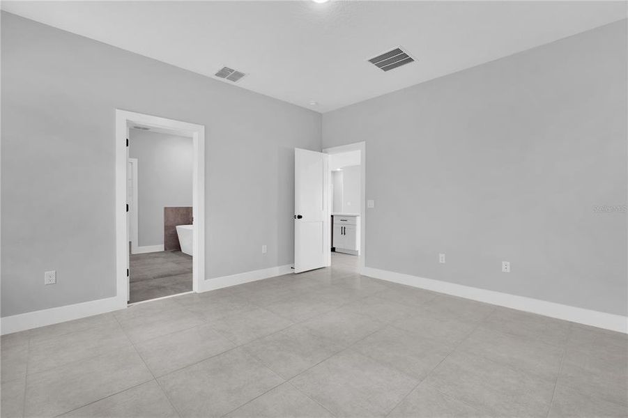 Spacious, unfurnished interior of a new home in , Port Charlotte (Image 20).