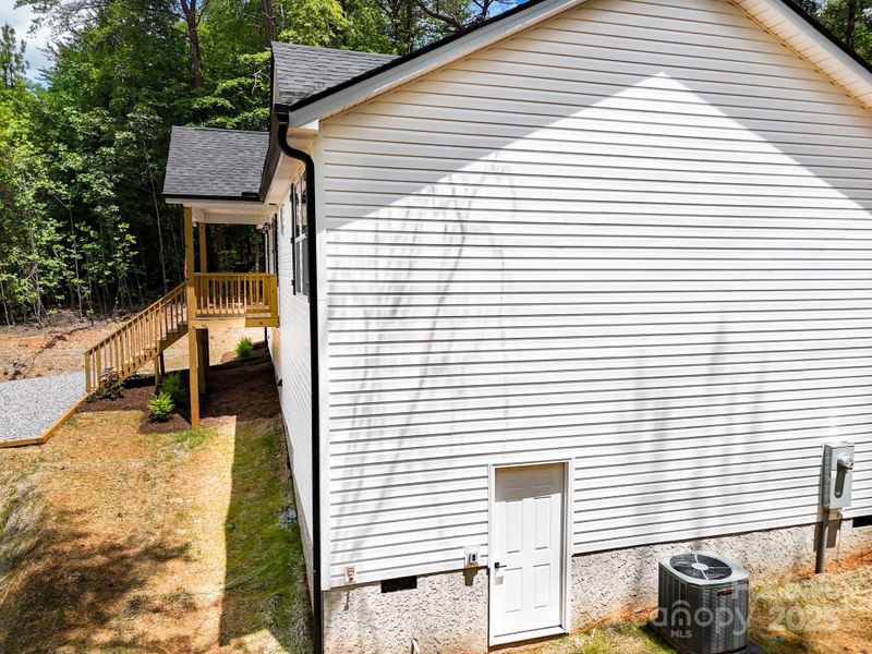Exterior details and patio area of a home in , Marion (Image 3).