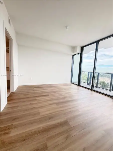 Spacious, unfurnished interior of a new home in , Hallandale Beach (Image 13).