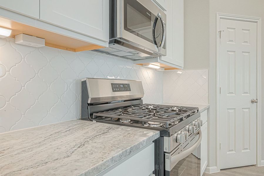 Representative interior finishes for a home built from the Floor Plan 2050 by Colina Homes in Grand Magnolia, Magnolia (Image 20).