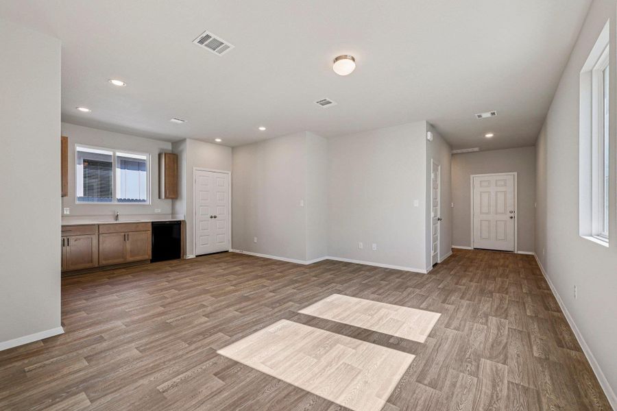 Spacious, unfurnished interior of a new home in Harvest Ridge, Elgin (Image 15).