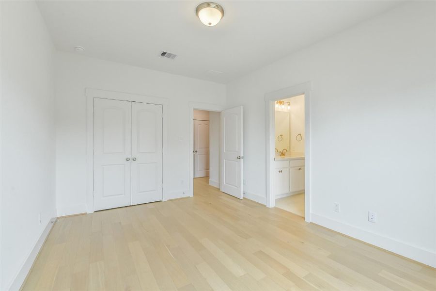Spacious, unfurnished interior of a new home in Timbergrove Trails, Houston (Image 22).