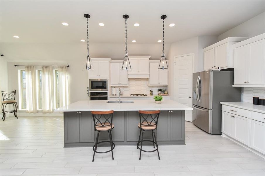 Modern Open-Concept Kitchen with Seamless Dining Integration, Perfect for Entertaining and Everyday Comfort.