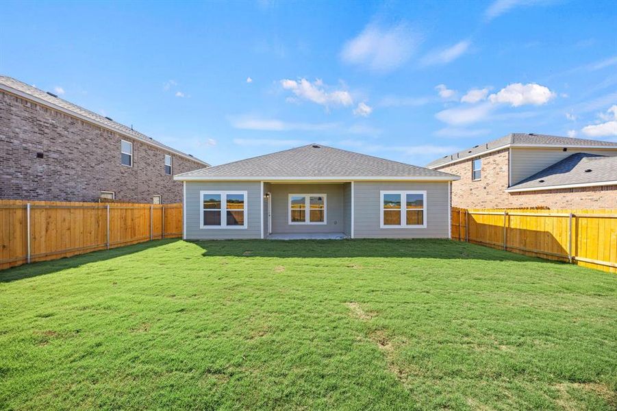 Exterior details and patio area of a home in Sperling Farms, Ferris (Image 4).
